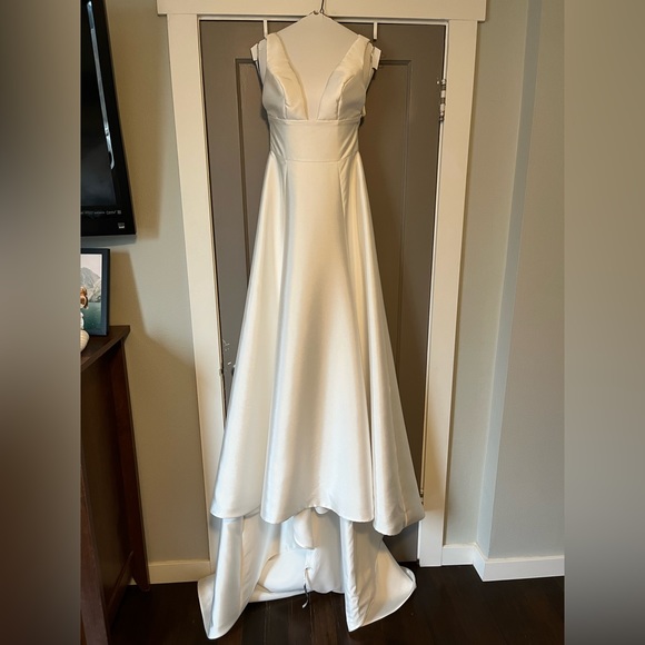 Monique Lhuillier Bliss wedding dress size 8 - Picture 7 of 10